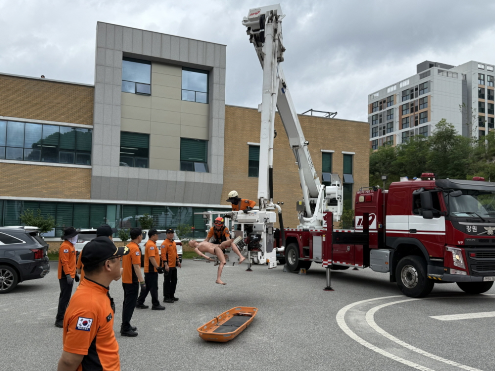 [0.5k]7.23.)양구소방서, 고층아파트 피난대비 공기안전매트 훈련 실시2.jpg