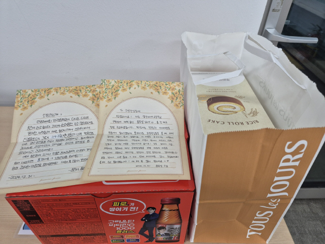 손편지와 간식(음료, 빵).jpg