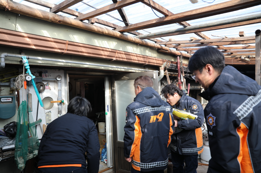 양구소방서 이웃돕기 위문품전달2.JPG