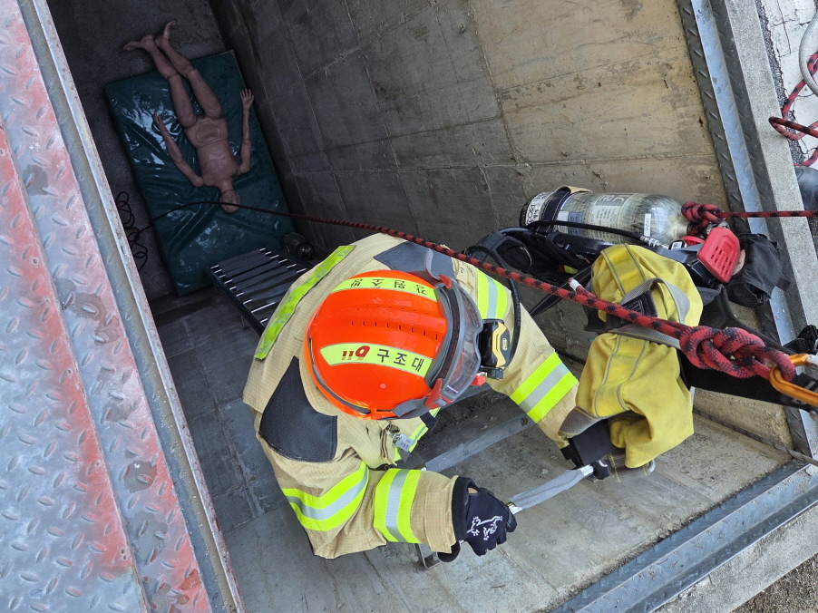 [0.5k]09.10.) 맨홀 밀폐공간 사고 구조 훈련3.jpg