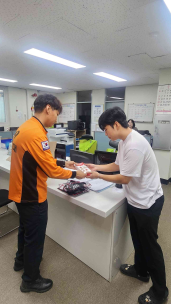 춘천소방서, 노후 아파트 화재안전취약자에 화재안전물품 보급