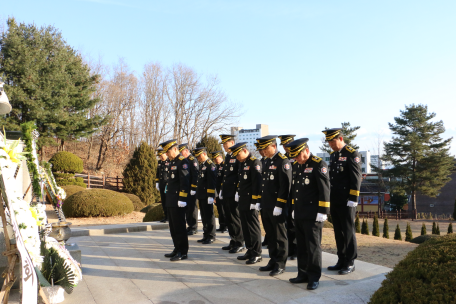 동해소방서, 2025년 새해 맞아 충혼탑 참배