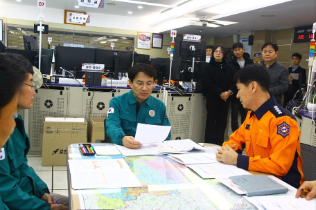 119종합상황실 찾은 김진태 강원특별자치도지사